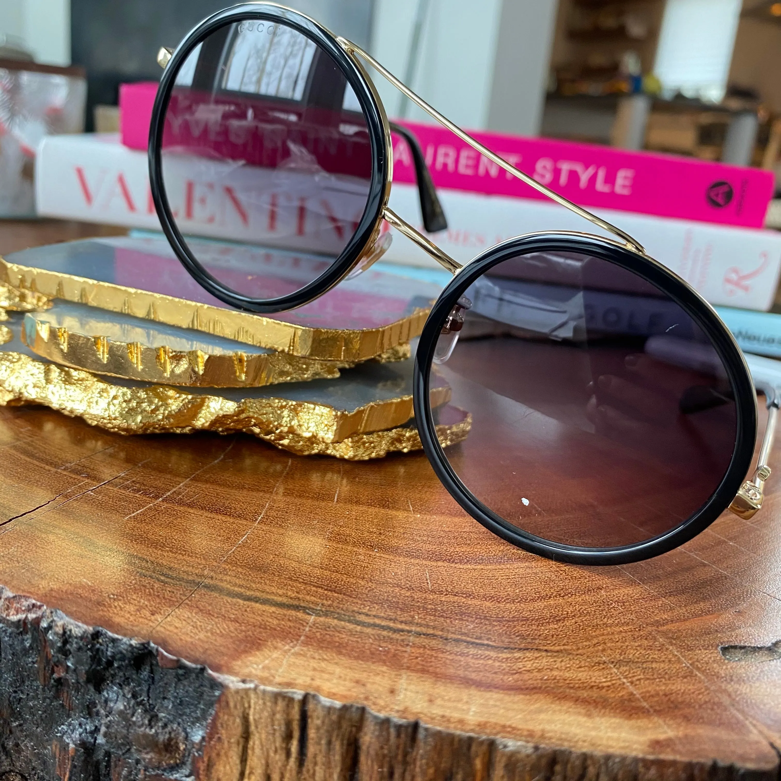 Gucci Round Frame Glasses with Gold Bar